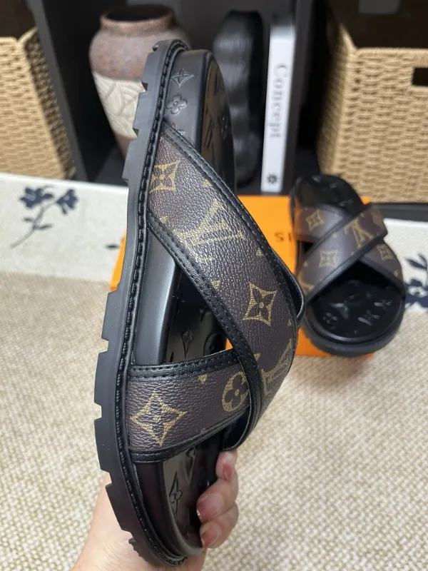 P270🏆Louis Vuitton 🏆[Louis Vuitton] Spring/Summer 2025 [Men's Flip Flops] 🎯🎯As an active family in the fashion industry ⭐ Lv is characterized by bold innovation ⚡Create this casual business style for Chinese fashionable men ✨The fabric is made of imported high-grade cowhide 🔥 Clean and neat ⚡Fashionable and elegant🌹Breathable, sweat-absorbent and deodorant👈So luxurious, high-end and domineering. 👍Must be sold if you repost the picture. Number of yards: 38--46. Color: 🎉 For large quantities. Welcome to repost.